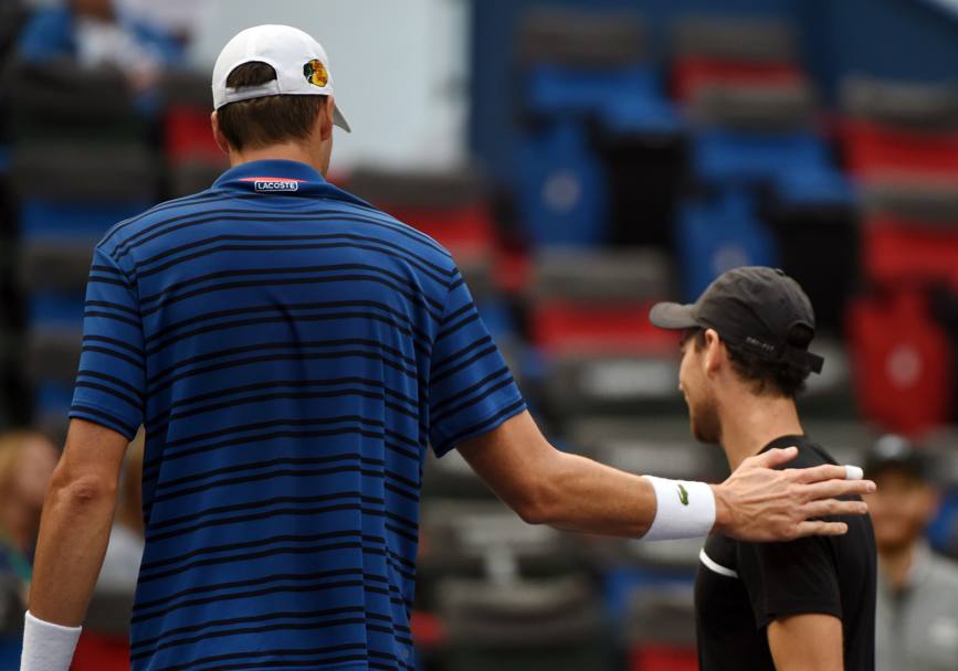John Isner consola Adrian Mannarino con una pacca sulla spalla dopo la vittoria al torneo Master di Shanghai, Cina (Afp)